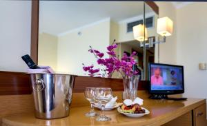 Televízia a/alebo spoločenská miestnosť v ubytovaní Manousos City Hotel