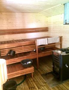 a room with a sauna with a bowl on a bench at Villa Venekoski in Jyväskylä