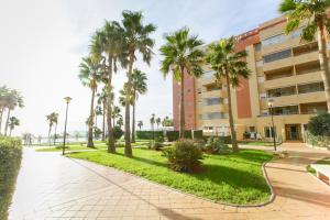 Vonkajšia záhrada v ubytovaní Modern apartment in Roquetas de Mar with sea view