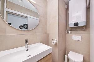 Ένα μπάνιο στο Riverside Center, 3 BR, near Danube river +4 φωτογραφίες