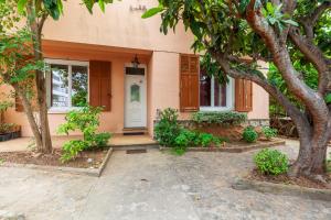una casa con árboles delante en Villa Sam Suffy - 10 personnes, en La Seyne-sur-Mer