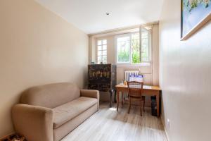 una sala de estar con un sofá y una mesa en Villa Sam Suffy - 10 personnes, en La Seyne-sur-Mer