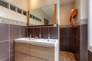 un baño con lavabo y espejo en Villa Sam Suffy - 10 personnes, en La Seyne-sur-Mer 17 fotos más