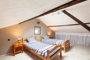 Dos camas en una habitación con paredes blancas. en Villa Sam Suffy - 10 personnes, en La Seyne-sur-Mer