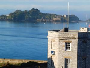 un edificio con vistas al agua en Crescent House, en Plymouth