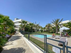 una vista de la piscina del resort en La Valvega 47, en Mijas Costa