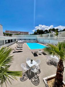 Bazén v ubytování Hotel Sirena - Servizio spiaggia inclusive nebo v jeho okolí