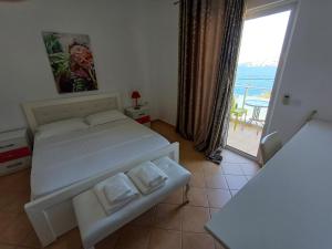 Postel nebo postele na pokoji v ubytování Hotel Sherifi
