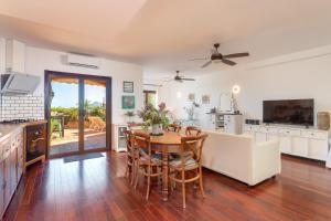 een keuken en eetkamer met een tafel en stoelen bij BAY VIEW in Altea