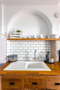 een keuken met een grote witte wastafel in een keuken bij BAY VIEW in Altea