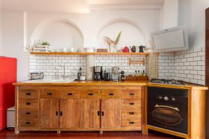 een keuken met een houten aanrecht en een fornuis bij BAY VIEW in Altea