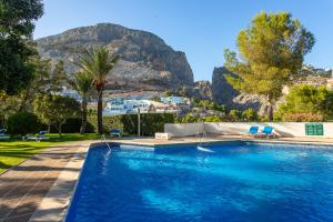 een zwembad met een berg op de achtergrond bij BAY VIEW in Altea