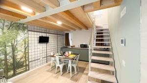 una pequeña cocina y comedor con una escalera en una casa pequeña en Graceful Apartments Paradise by Ca-Sa Check, en Chioggia