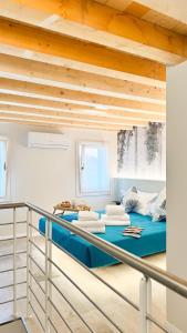 Habitación con 2 camas en un balcón. en Graceful Apartments Paradise by Ca-Sa Check, en Chioggia