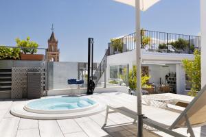 Bazén v ubytování Hotel Amadeus Sevilla nebo v jeho okolí