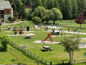 Plac zabaw dla dzieci w obiekcie CHALET CAPRICES DES CIMES