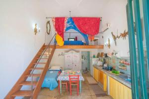 San Donato di LecceMasseria Le Palmentelle Pool And Garden - Happy Rentals的一间厨房,内设一张双层床和一张桌子