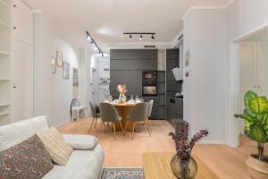 ein Wohnzimmer und ein Esszimmer mit einem Tisch und Stühlen in der Unterkunft Lovely Quiet Central apartment near Heroes Square By Cavaland in Budapest