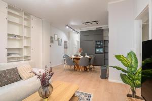 ein Wohnzimmer mit einer weißen Couch und einem Tisch in der Unterkunft Lovely Quiet Central apartment near Heroes Square By Cavaland in Budapest