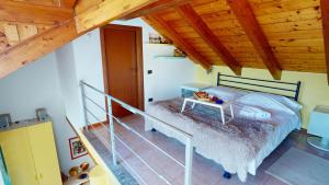 sypialnia z łóżkiem i schodami w obiekcie Domus Minervae - BGL w Manerba del Garda +40 zdjęć