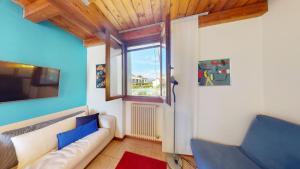 salon z kanapą i oknem w obiekcie Domus Minervae - BGL w Manerba del Garda