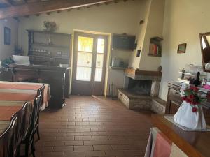 Pokój z kominkiem, stołem i drzwiami w obiekcie Agriturismo La Castellina w mieście Saturnia +33 zdjęcia