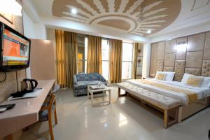Postel nebo postele na pokoji v ubytování Hotel Oppera Mahipalpur- Delhi Airport