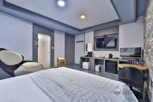Телевизор и/или развлекательный центр в Amor Hotel Gimhae