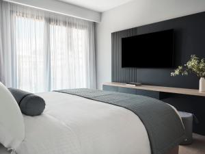 TV a/nebo společenská místnost v ubytování AVA Residences Athens Riviera