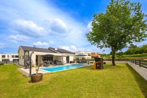 Bazén v ubytování Villa Anna-Emilia by IstriaLux nebo v jeho okolí