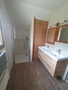 Et badeværelse på Belle villa calme à la montagne + 22 billeder