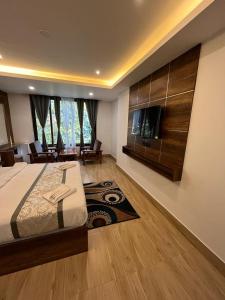 TV a/nebo společenská místnost v ubytování hotel sikkimlegend