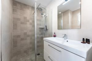 Et badeværelse på Apartamento Miguel Marquez Casajari + 15 billeder