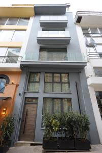 eine Außenansicht eines Hauses mit Fenstern und Pflanzen in der Unterkunft ZEN STUDIO Iv in Ioannina