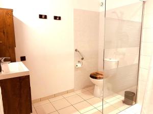 Koupelna v ubytování 3-Star Tourism Rated Holiday Home with Air Con and Private Heated Pool - 45 Mins from Sarlat