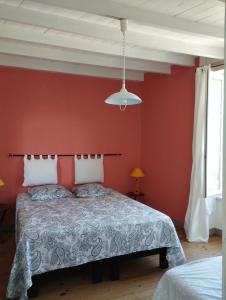 Ένα ή περισσότερα κρεβάτια σε δωμάτιο στο Les Hauts de Thiers