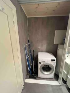 a washer and dryer in a small room at Leilighet Overøye Hyttegrend in Stordal +7 photos