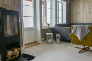 a living room with a couch and a tv at Leilighet Overøye Hyttegrend in Stordal