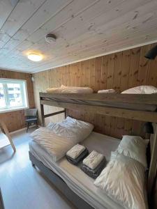 a room with two bunk beds in a cabin at Leilighet Overøye Hyttegrend in Stordal