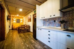 Kuchyň nebo kuchyňský kout v ubytování Casa Rural en Bodega La posada de Vitis