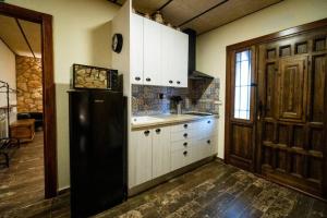 Kuchyň nebo kuchyňský kout v ubytování Casa Rural en Bodega La posada de Vitis
