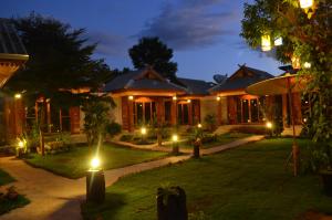 una casa con luces en el patio por la noche en Baan Aew Pai, en Pai