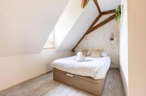 a small bedroom with a bed in a attic at Le Rétro à Kaysersberg in Kaysersberg