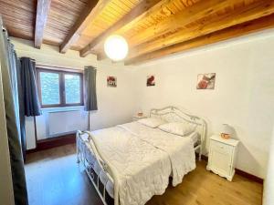 Ένα ή περισσότερα κρεβάτια σε δωμάτιο στο Maison chaleureuse et rustique