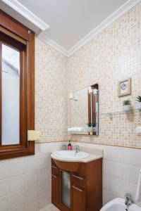 Koupelna v ubytování Con encanto en el casco antiguo by CABANA Rentals + 18 fotografií