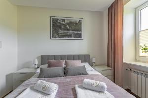 シュツァブニツァにあるBT Studioの大きなベッドと2つの枕がある寝室