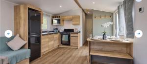 Køkken eller tekøkken på Sea view, Isle of White with decking, Thorness bay