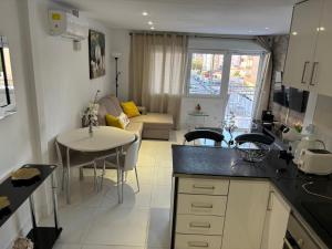 a kitchen and living room with a couch and a table at Apartmento de 3 habitaciones con vistas al mar in Playa de Gandia