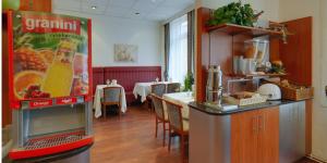 a kitchen with a drink machine in a restaurant at Hotel Lumen am Hauptbahnhof in Hamburg