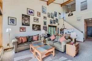 salon z kanapami i stołem w obiekcie 2151 The Pines condo w mieście Keystone